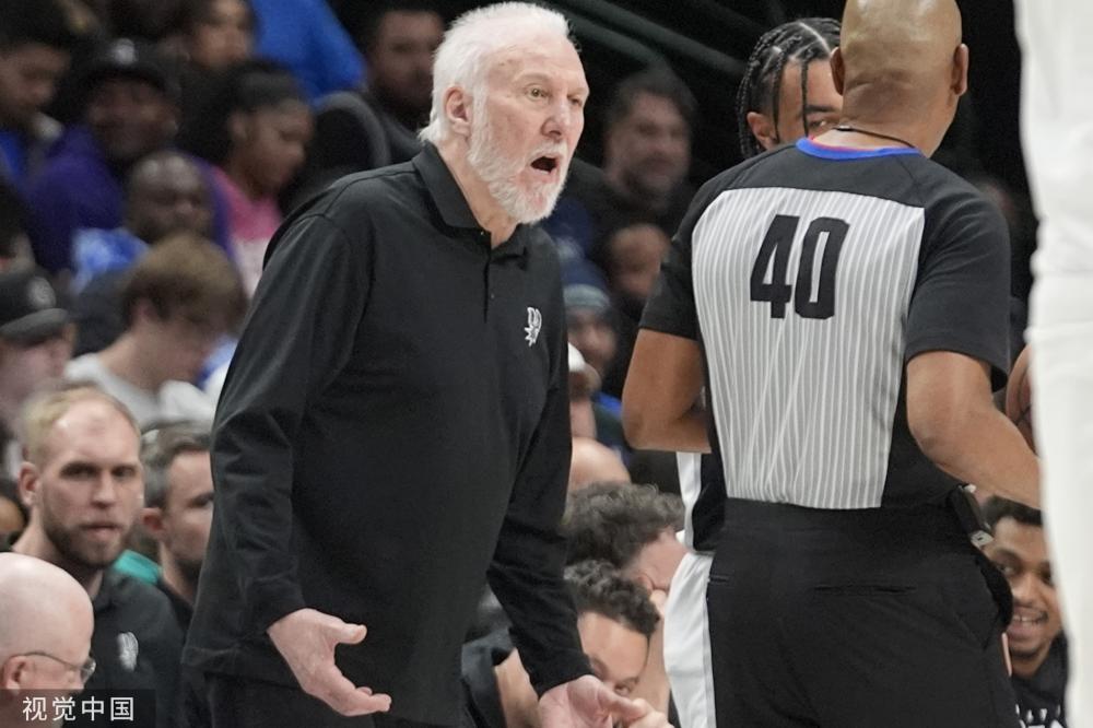 她在赛场上 她在赛场上